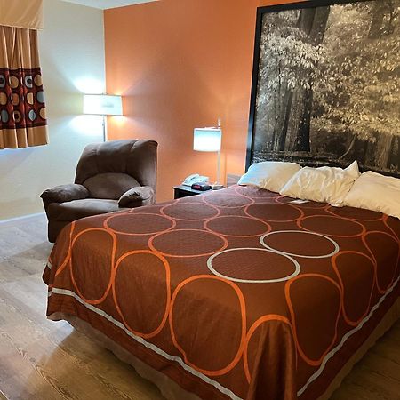 Super 8 By Wyndham Altoona Hotel Bagian luar foto