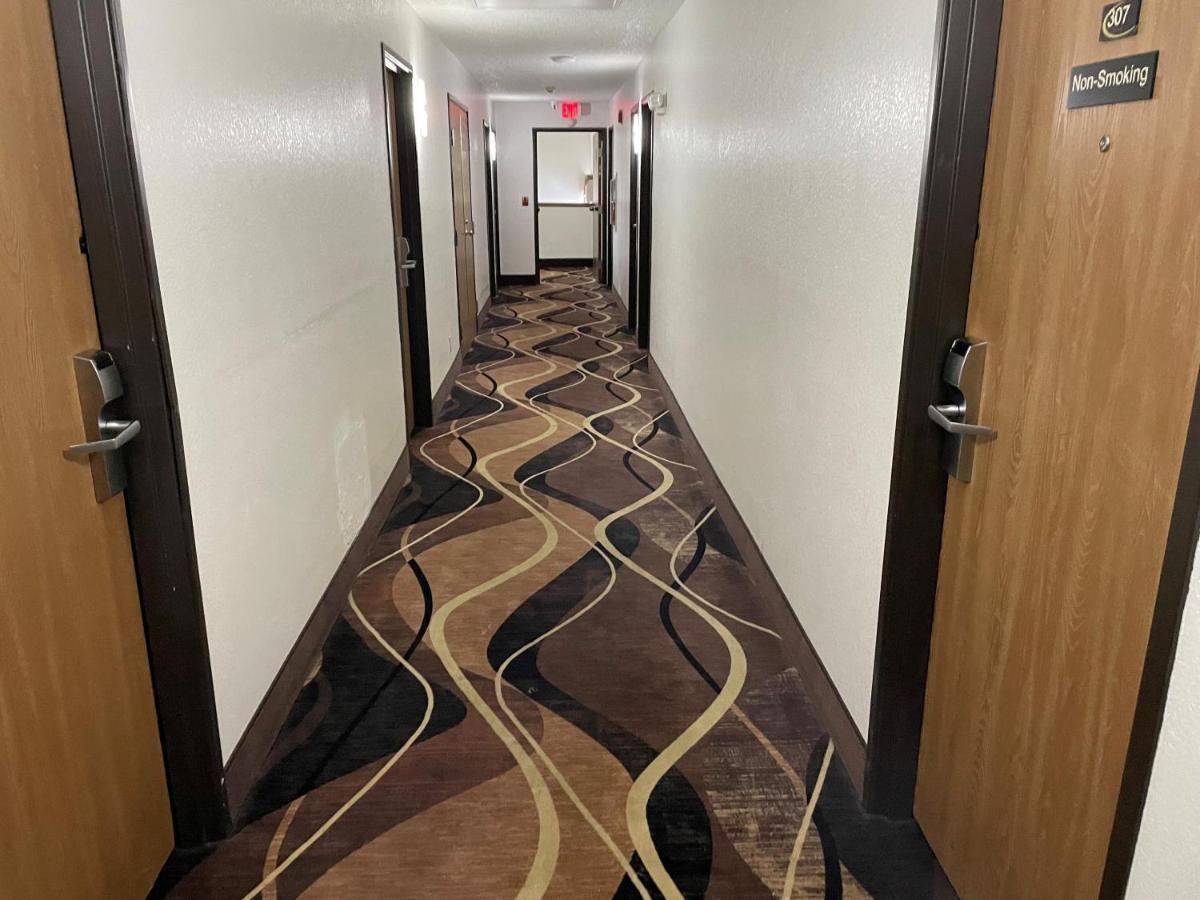 Super 8 By Wyndham Altoona Hotel Bagian luar foto
