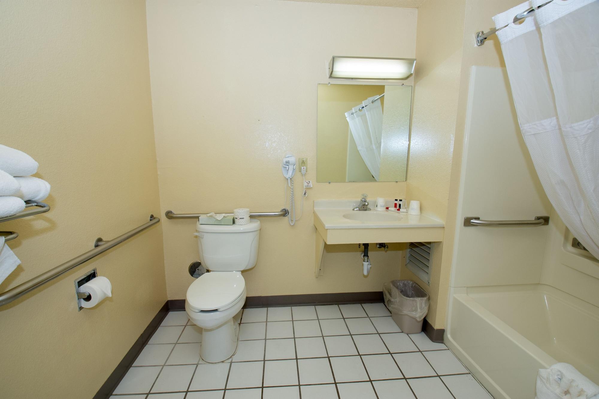 Super 8 By Wyndham Altoona Hotel Bagian luar foto