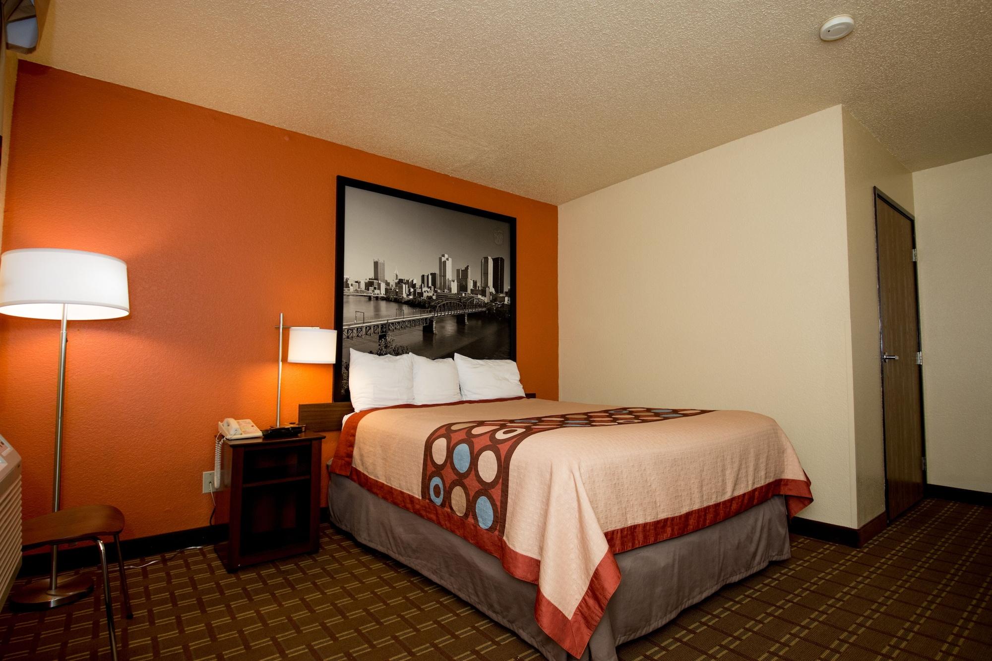 Super 8 By Wyndham Altoona Hotel Bagian luar foto