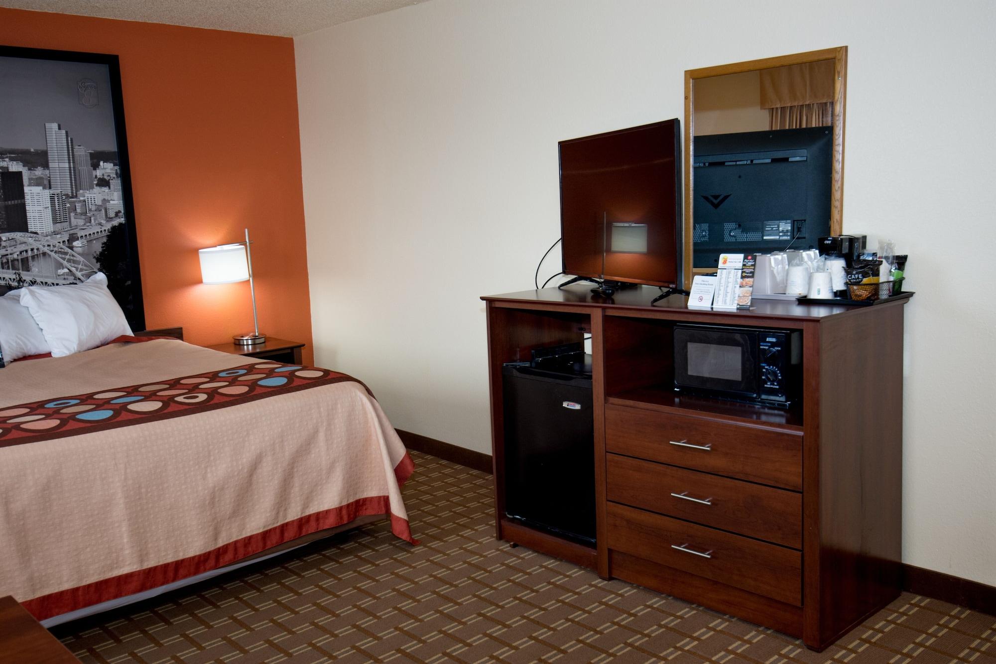 Super 8 By Wyndham Altoona Hotel Bagian luar foto