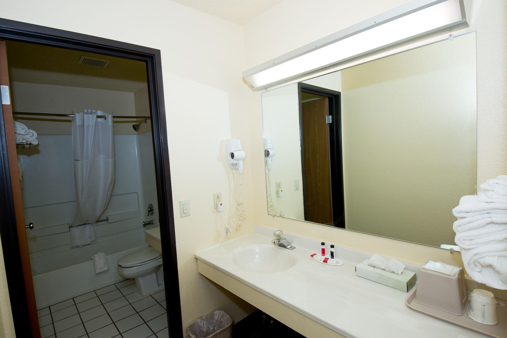 Super 8 By Wyndham Altoona Hotel Bagian luar foto