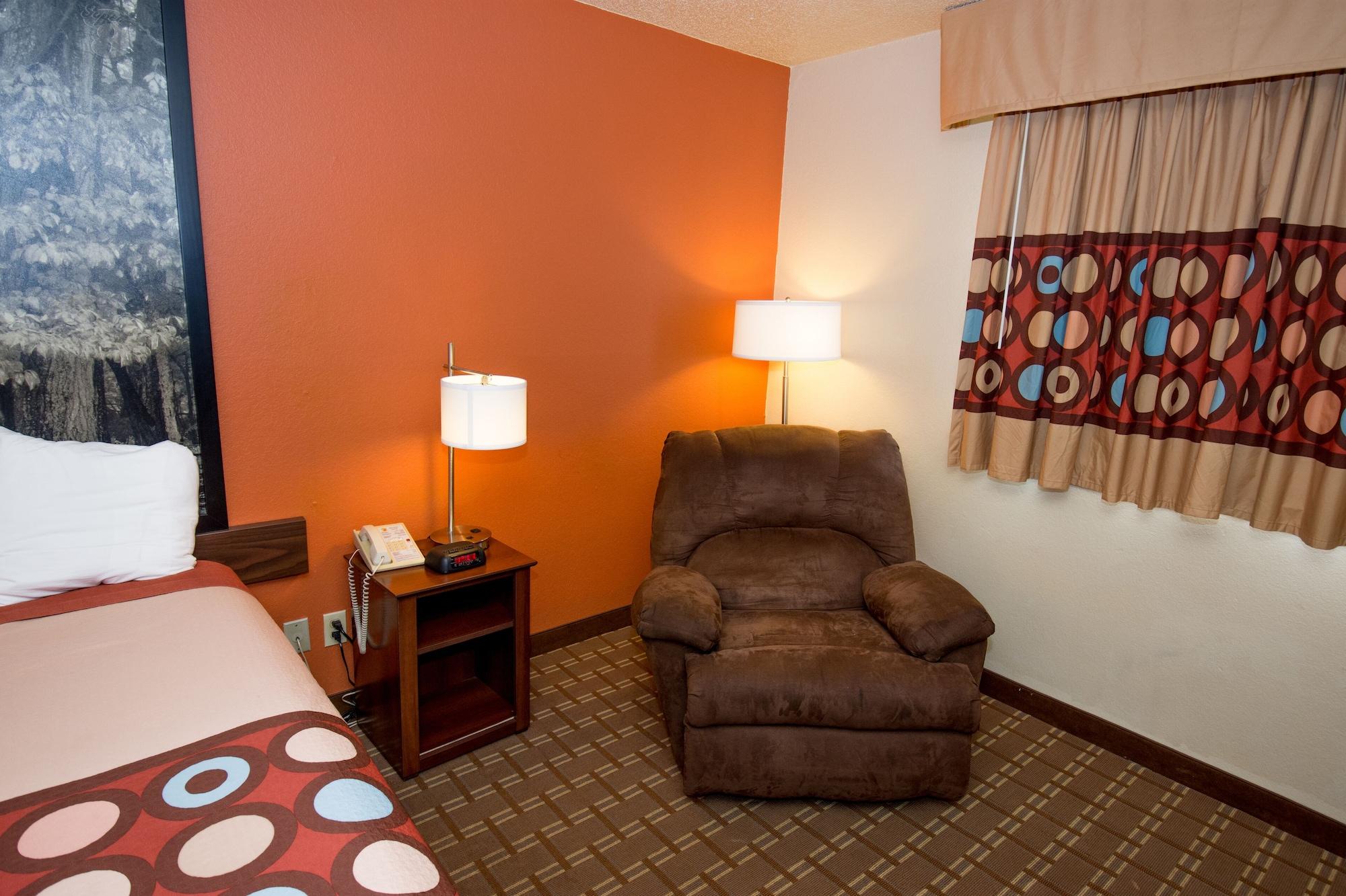 Super 8 By Wyndham Altoona Hotel Bagian luar foto