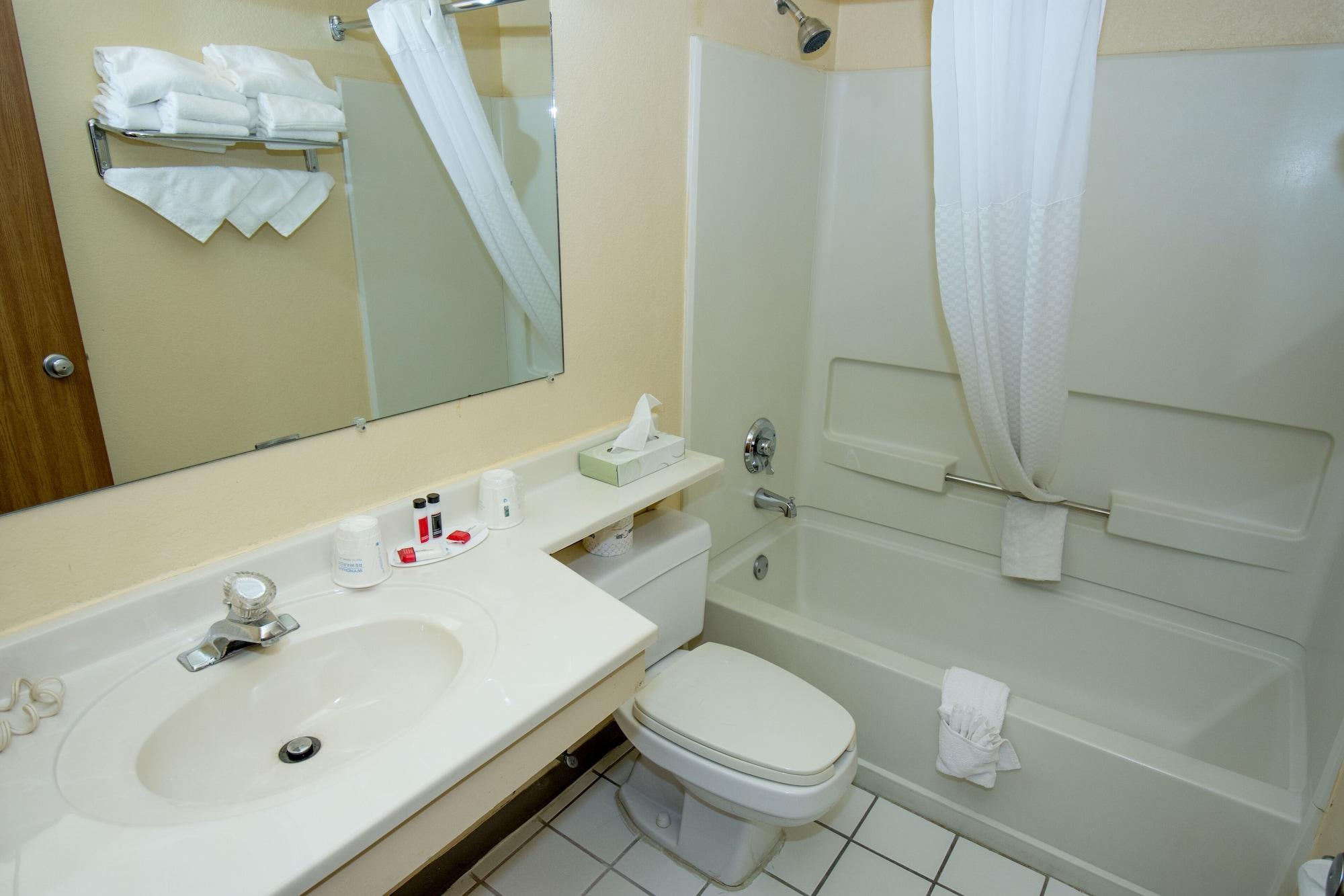 Super 8 By Wyndham Altoona Hotel Bagian luar foto