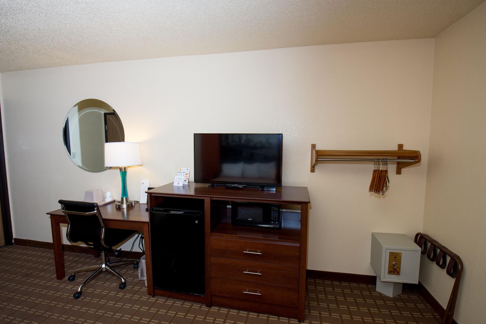 Super 8 By Wyndham Altoona Hotel Bagian luar foto