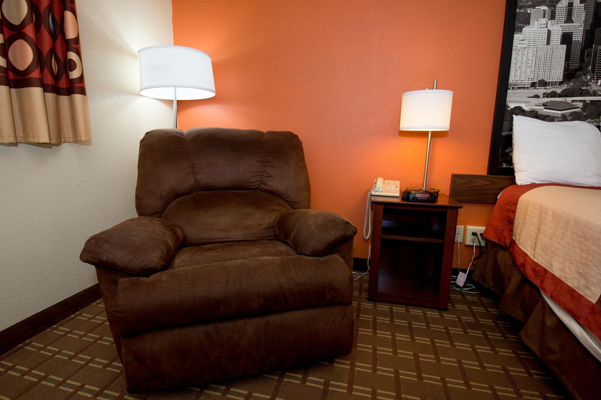 Super 8 By Wyndham Altoona Hotel Bagian luar foto