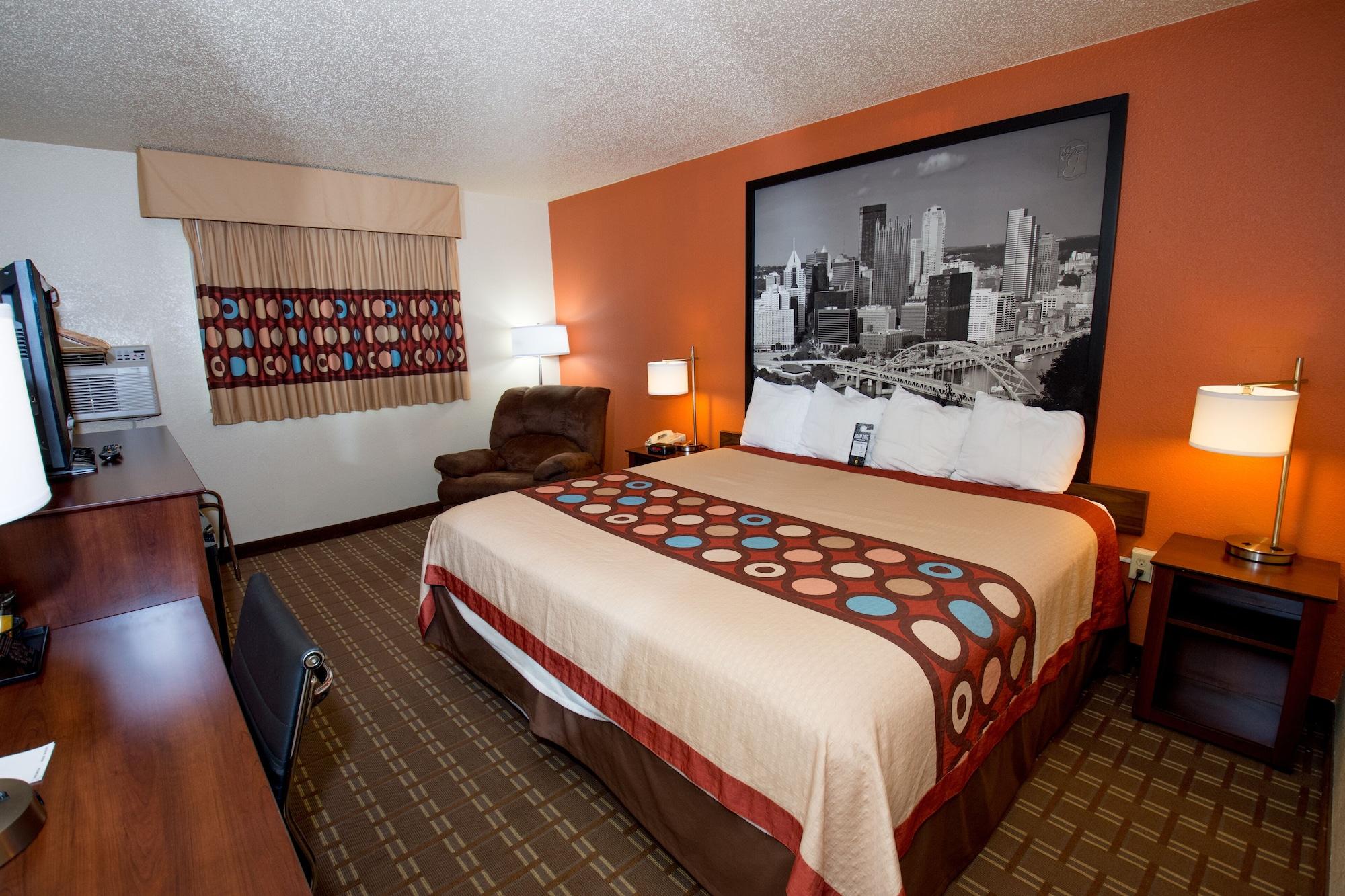 Super 8 By Wyndham Altoona Hotel Bagian luar foto