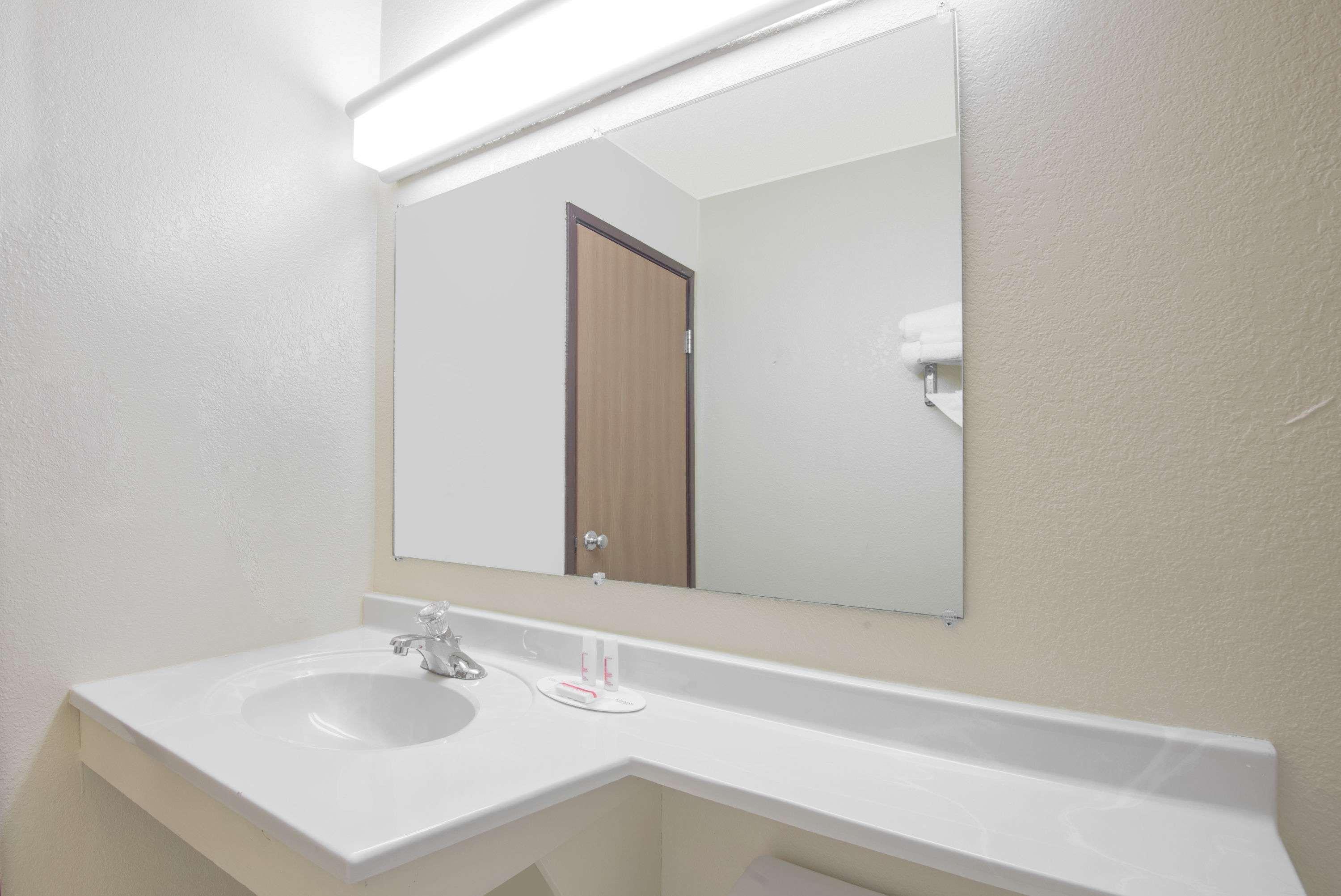 Super 8 By Wyndham Altoona Hotel Bagian luar foto