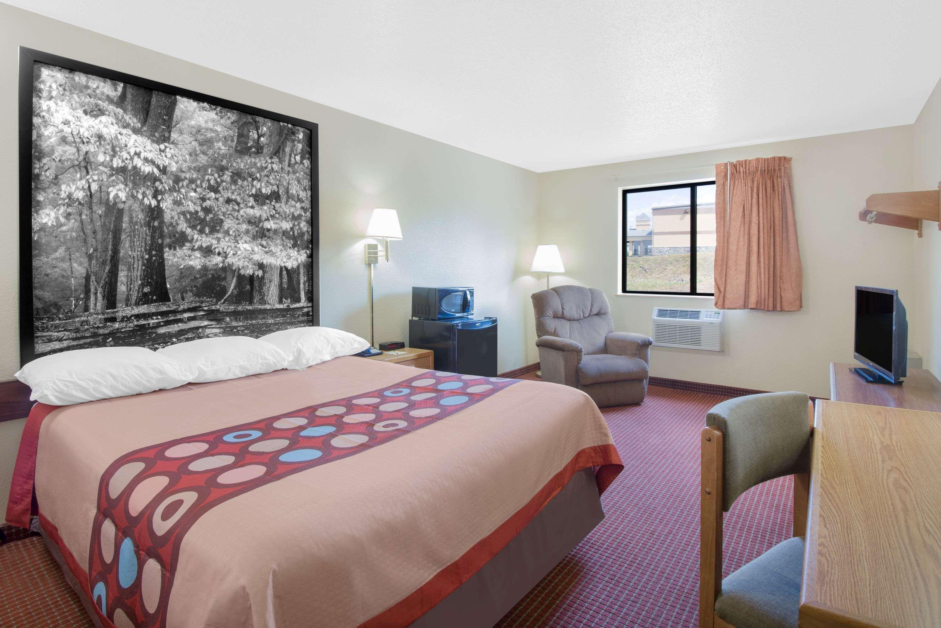 Super 8 By Wyndham Altoona Hotel Bagian luar foto
