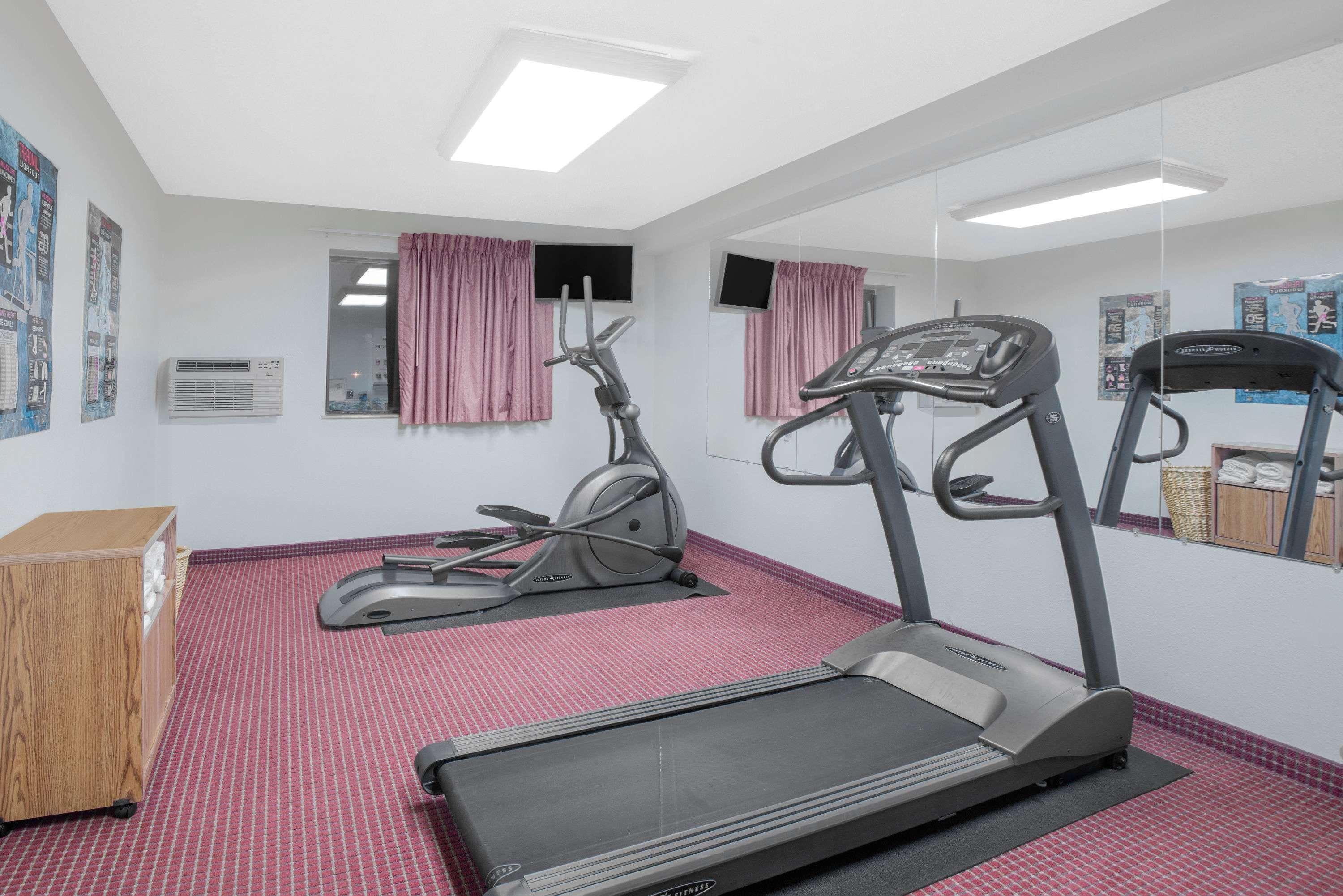 Super 8 By Wyndham Altoona Hotel Bagian luar foto