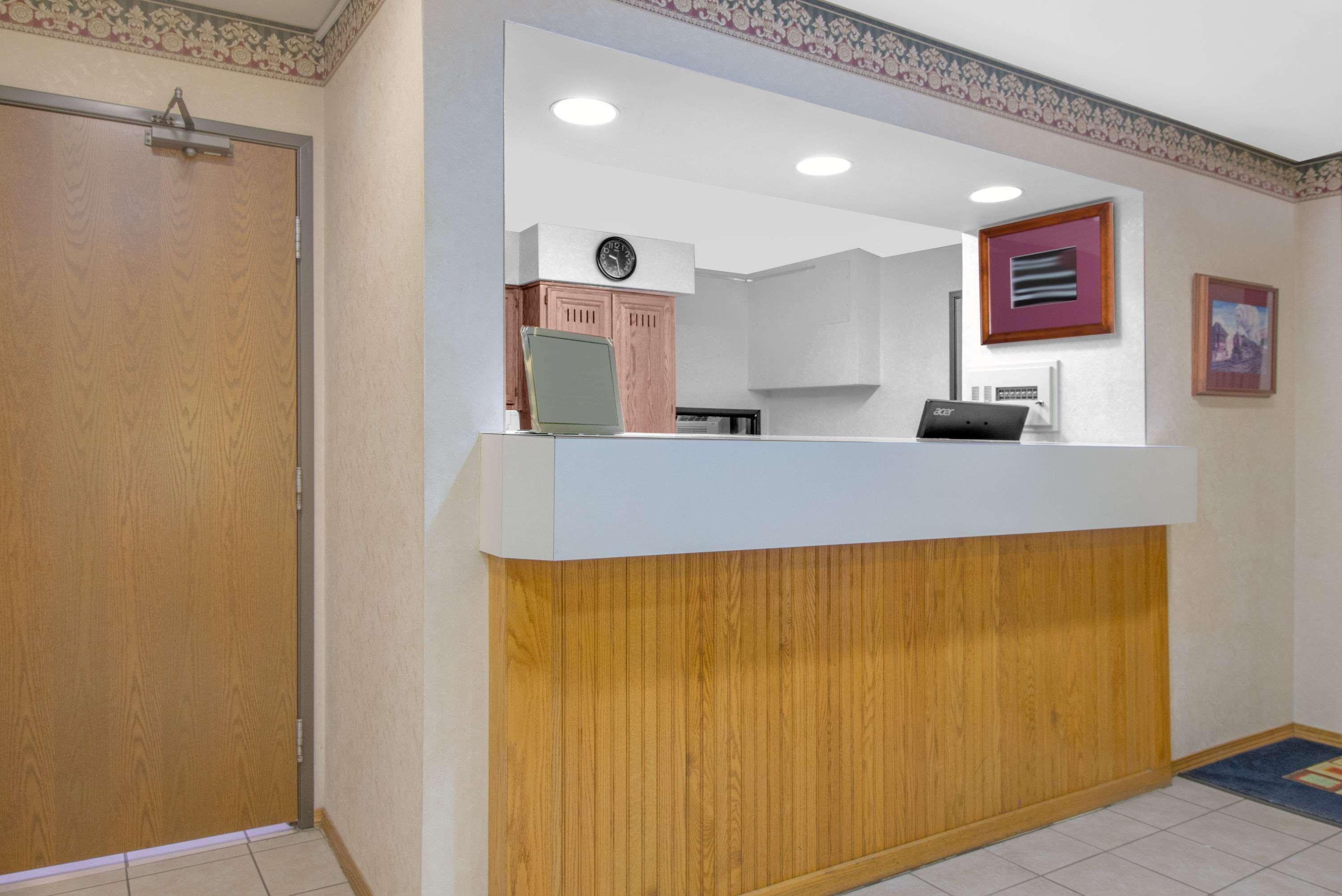 Super 8 By Wyndham Altoona Hotel Bagian luar foto