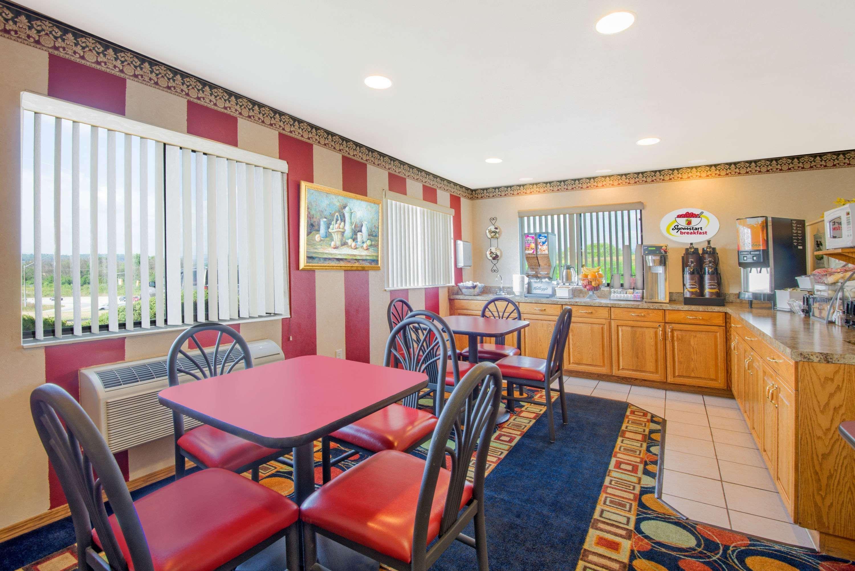 Super 8 By Wyndham Altoona Hotel Bagian luar foto