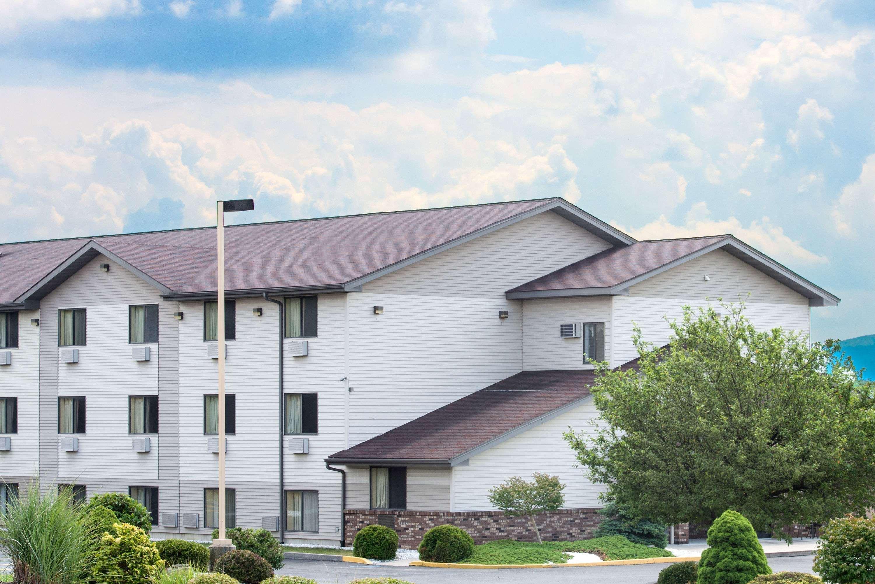 Super 8 By Wyndham Altoona Hotel Bagian luar foto