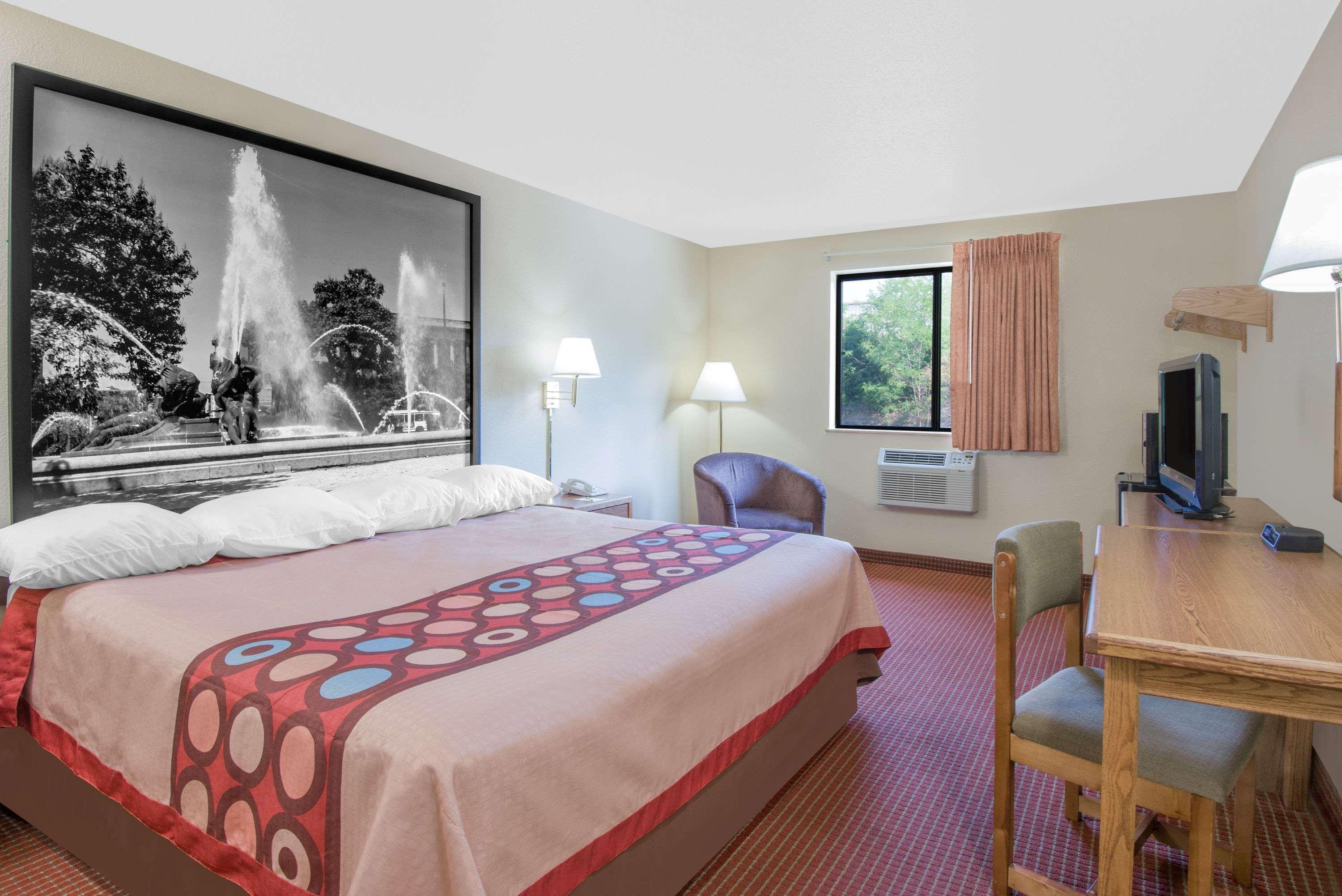 Super 8 By Wyndham Altoona Hotel Bagian luar foto