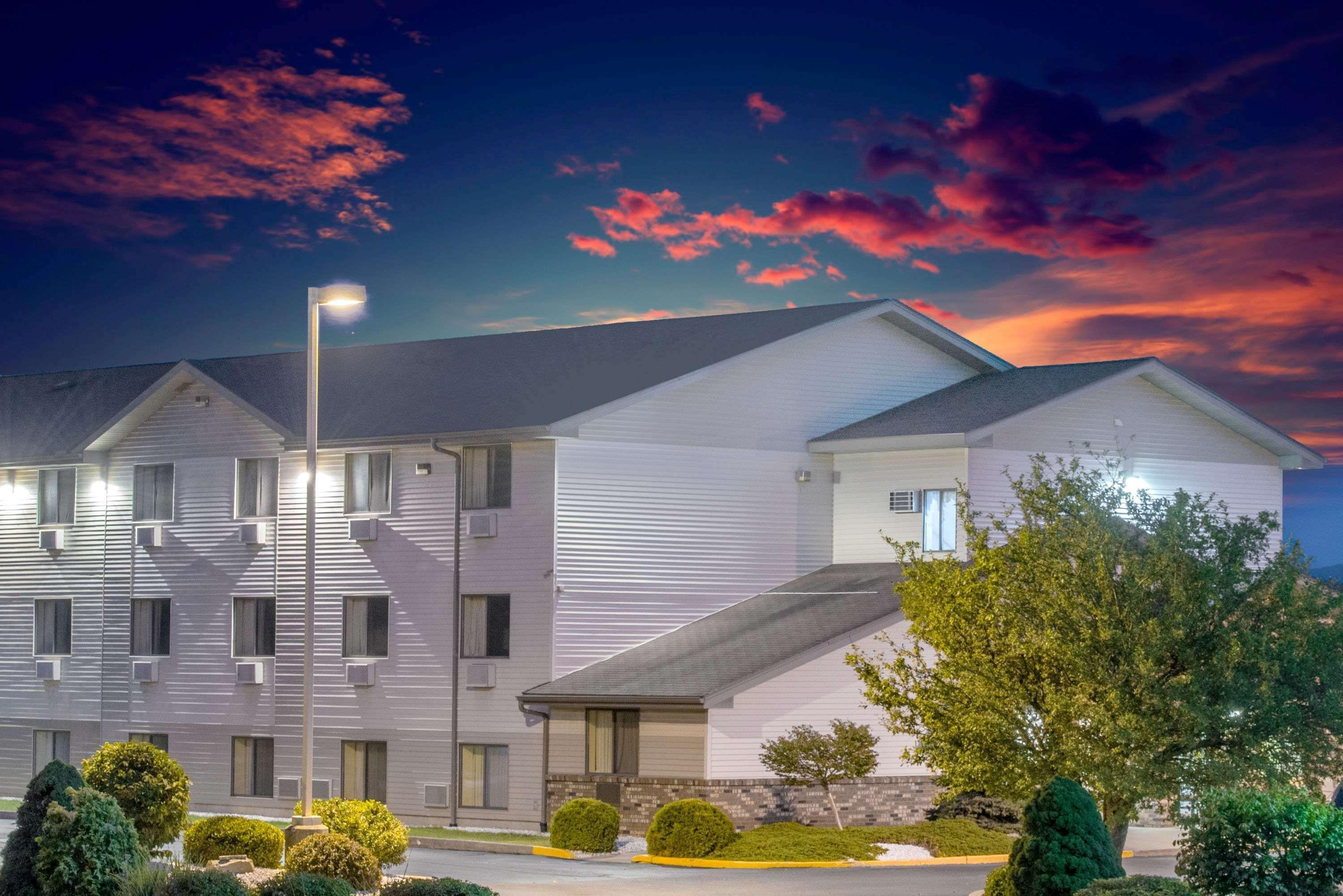 Super 8 By Wyndham Altoona Hotel Bagian luar foto