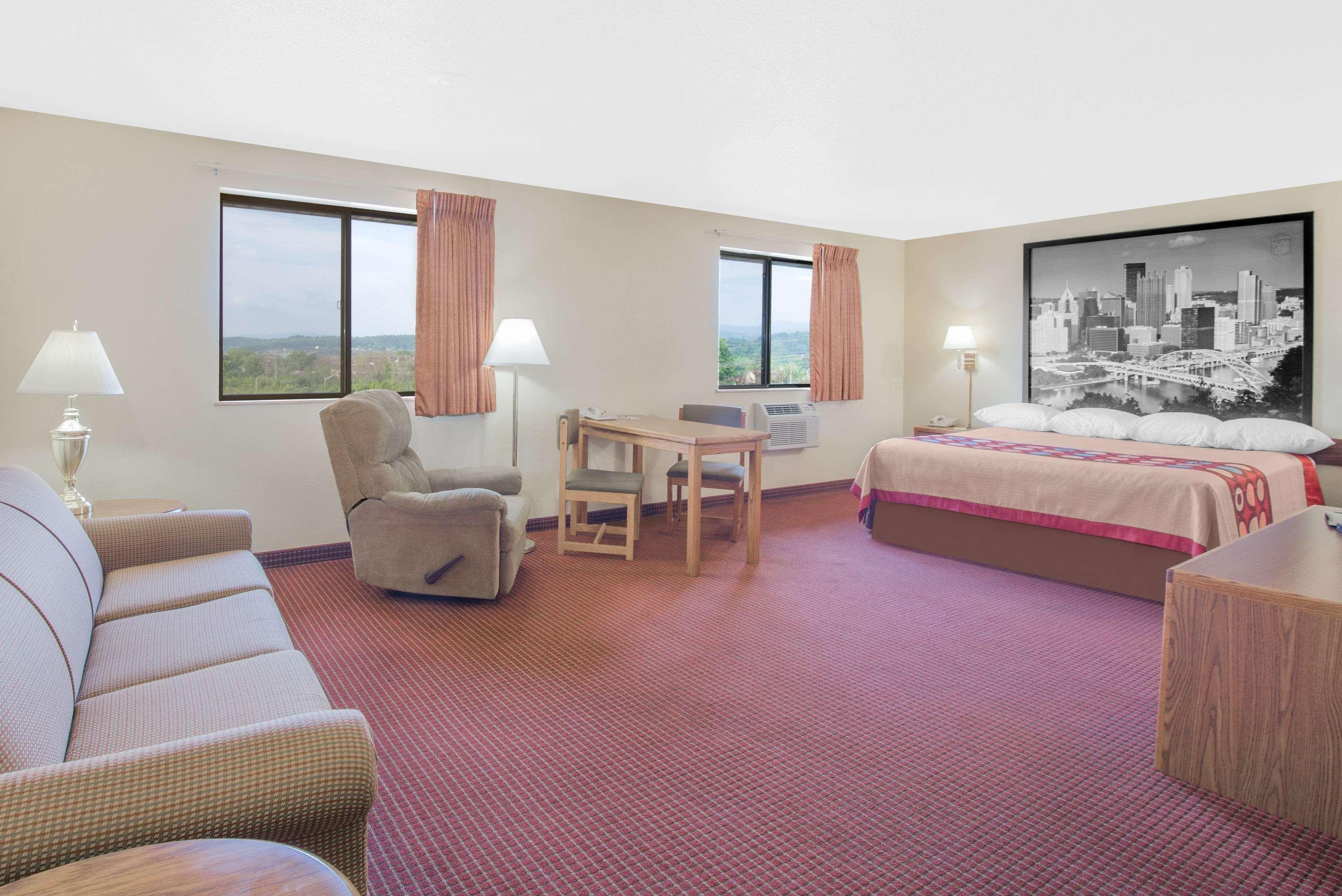 Super 8 By Wyndham Altoona Hotel Bagian luar foto