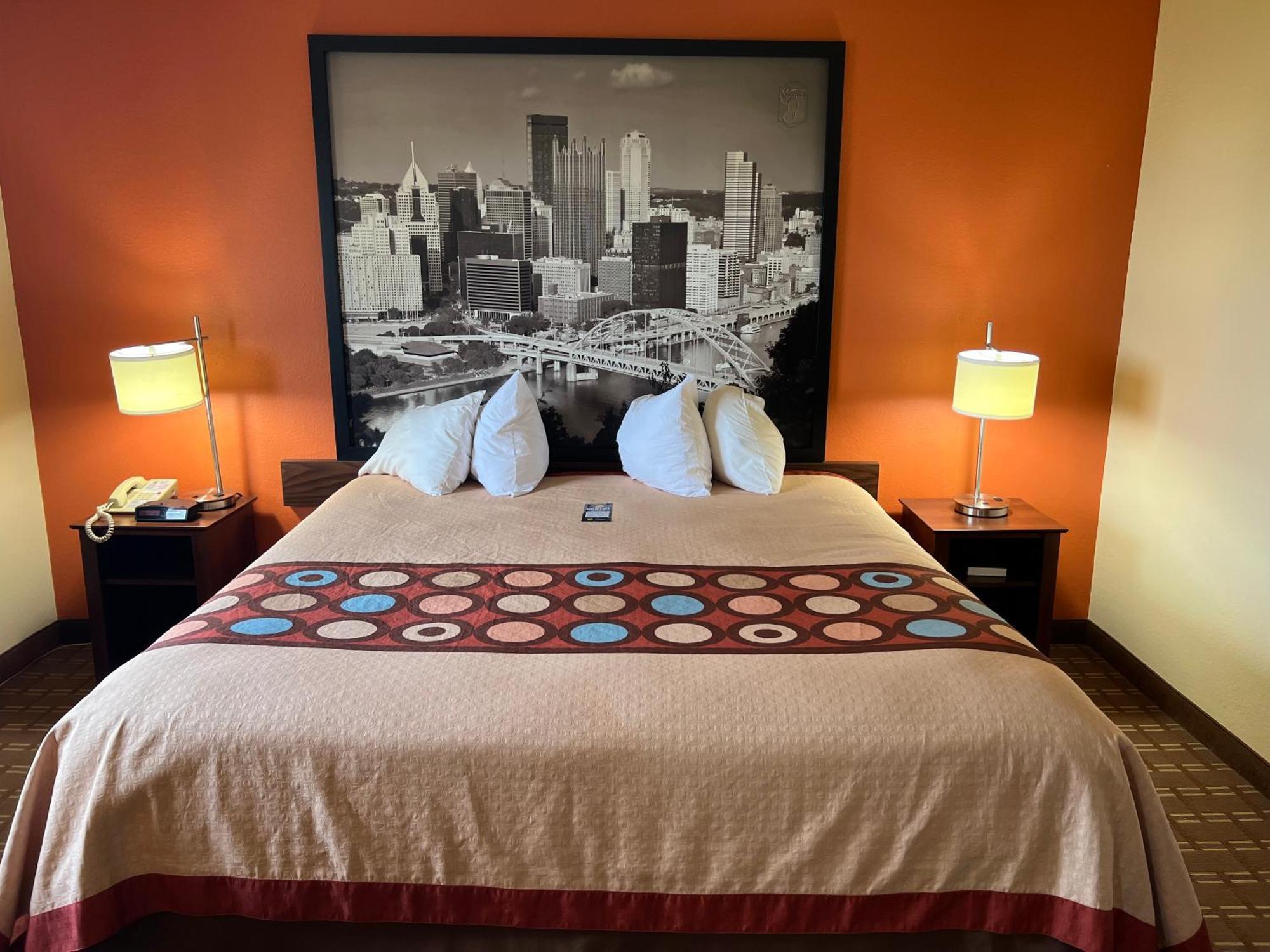 Super 8 By Wyndham Altoona Hotel Bagian luar foto
