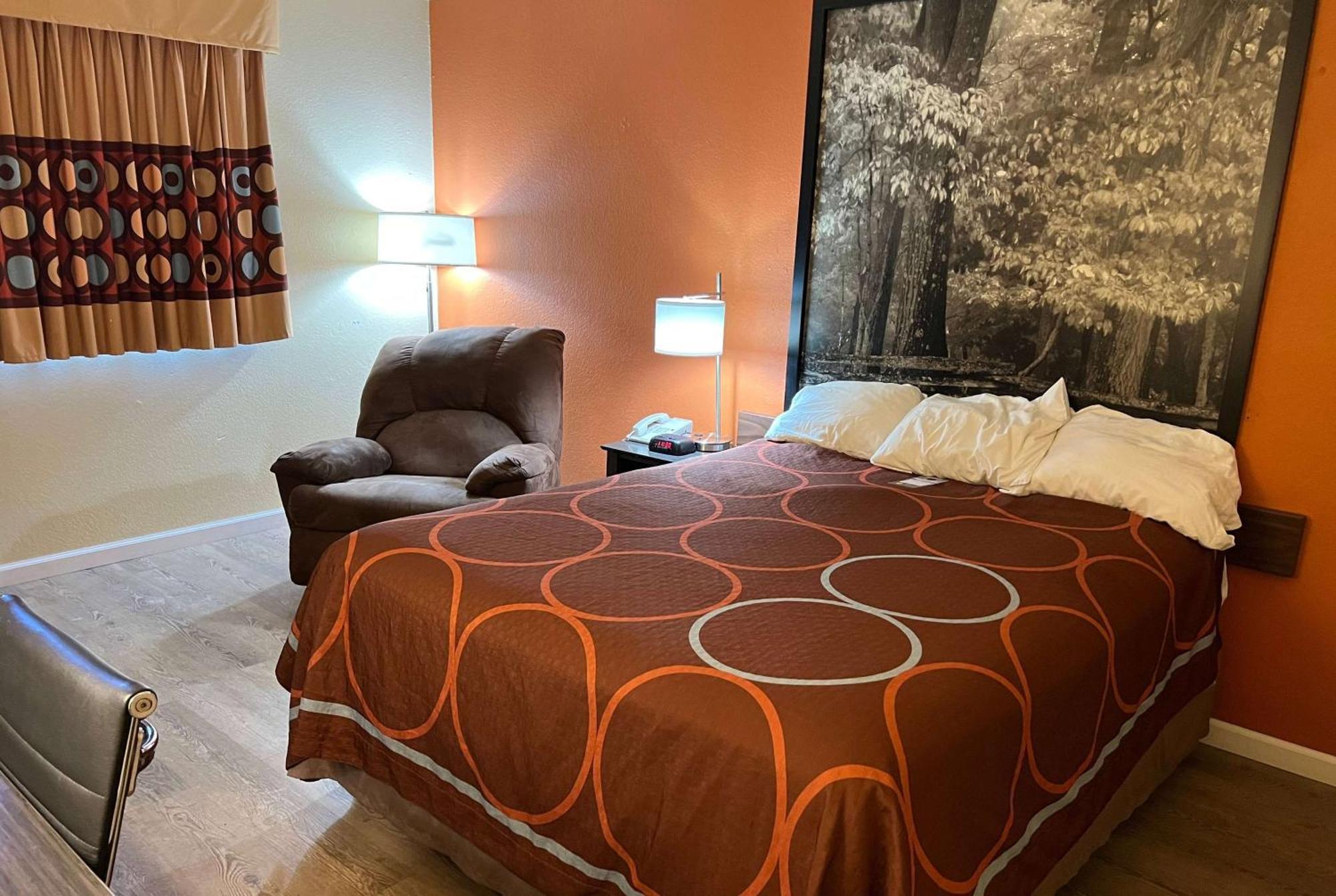 Super 8 By Wyndham Altoona Hotel Bagian luar foto